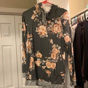 Long sleeve shirt w/hood